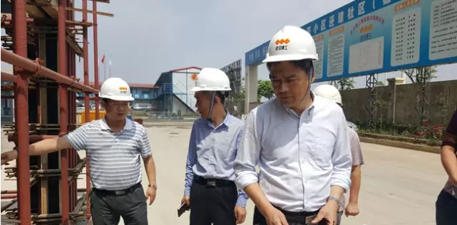 记者参观武汉建工承建的智苑小区还建社区项目