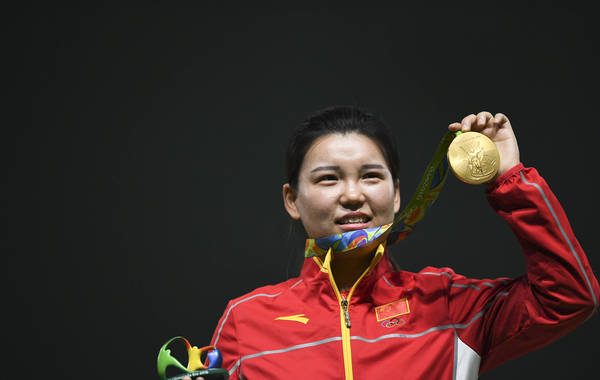 女子10米气手枪决赛，张梦雪夺得10米气手枪冠军 中国代表团