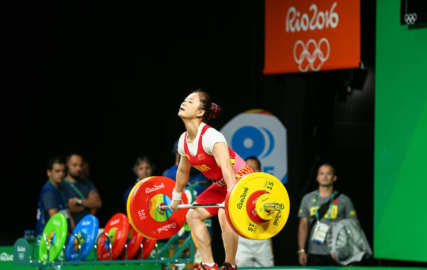 中国代表团第6金！女子举重63公斤级决赛邓薇夺冠